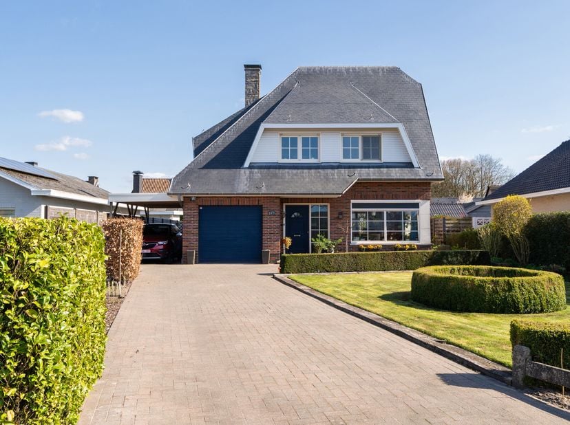Op een perceel van 675m² is door de huidige eigenaren de karaktervolle woning in vele opzichten verbeterd en geactualiseerd. De woning heeft door de i