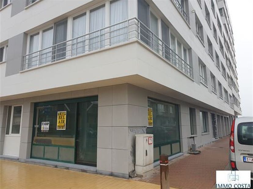 Centraal gelegen handelspand , op praktische ligging , hoekpand vlak bij de zeedijk en het centrum.&lt;br /&gt;
Ruime winkel met kelderruimte.&lt;br /&gt;
Het geb