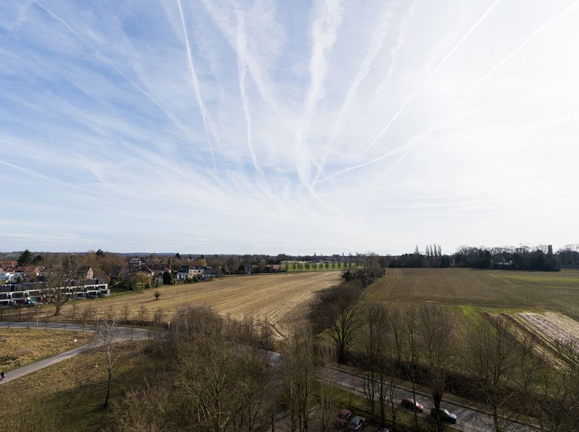 SINT-STEVENS-WOLUWE, à la limite de WOLUWE-SAINT-LAMBERT, proche du Shopping de Woluwe (Roodebeek) et des Cliniques Universitaires Saint-Luc, lumineux