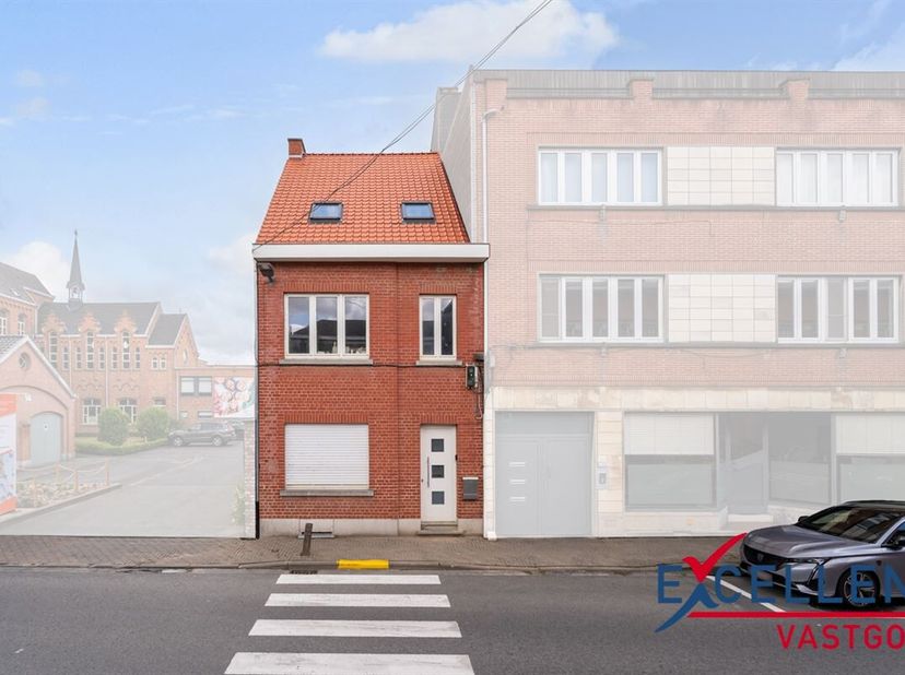 Bent u op zoek naar een woning met potentieel in het centrum van Brakel? Dan is deze deels gerenoveerde woning precies wat u zoekt!Deze charmante gezi