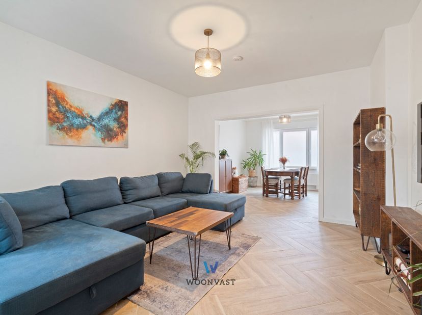 Deze volledig gerenoveerde woning (2020-heden) combineert modern comfort met karaktervolle elementen. Met 3 ruime slaapkamers en 2 badkamers is dit de