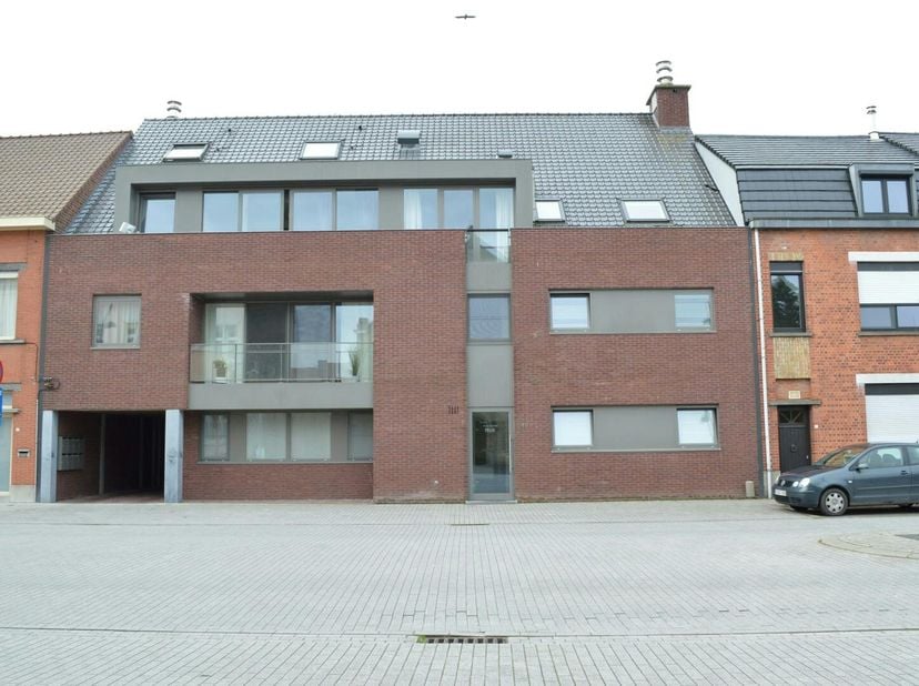 Êtes-vous intéressé par cette propriété à louer à Ypres? Naviguez ensuite sur le site www.dewaele.com, cliquez sur le bouton rouge «Demander une visit