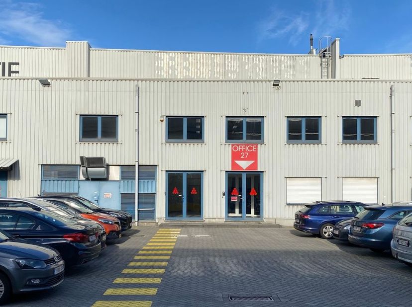 Fantastisch gelegen kantoor met een oppervlakte van 450 m² te huur in de Haven van Gent, op amper 2 min. van de R4. Vlotte bereikbaarheid met het open