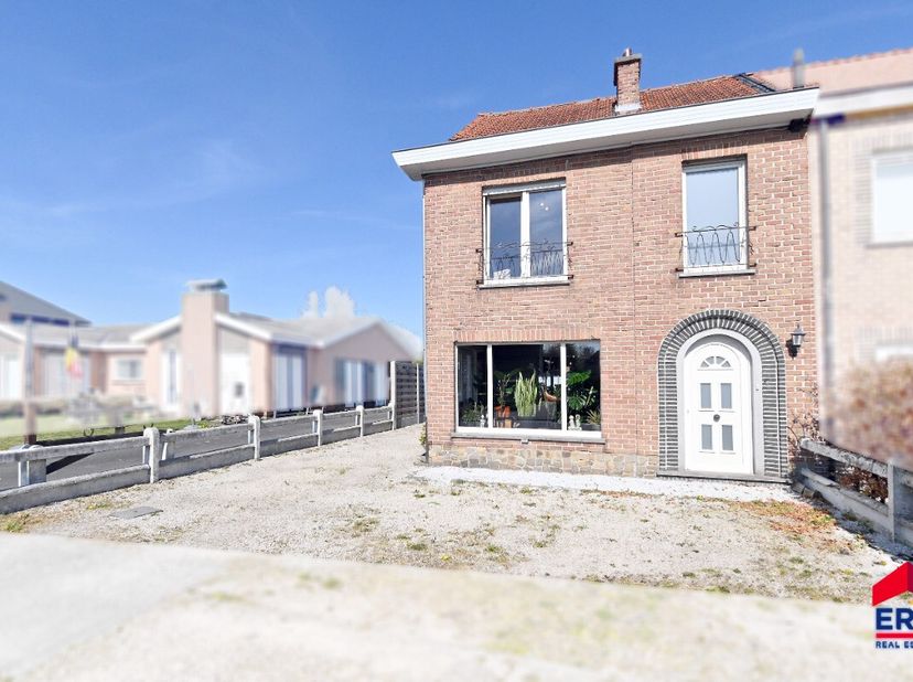 Op zoek naar een betaalbare, charmante woning in het hart van Lievegem? Dan hebben wij dé ideale match voor jou! Deze lichtrijke en instapklare woning