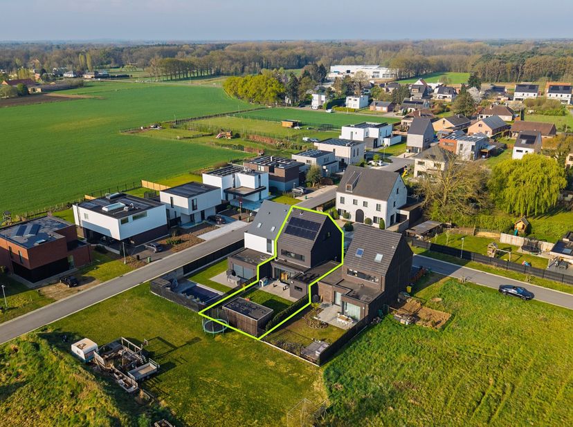 Deze energiezuinige en prachtig afgewerkte gezinswoning (°2018) bevindt zich op een TOP-locatie, in een rustige, autoluwe en kindvriendelijke woonwijk