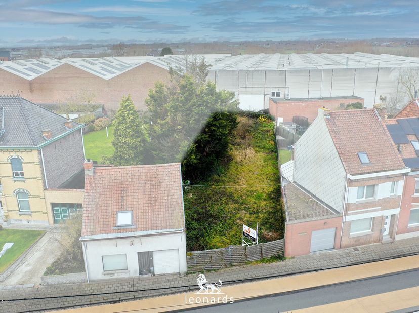 Deze bouwgrond is geschikt voor het oprichten van een ééngezinswoning.Het gaat om een aaneengesloten bebouwing.De woning kan bestaan uit twee bouwlage