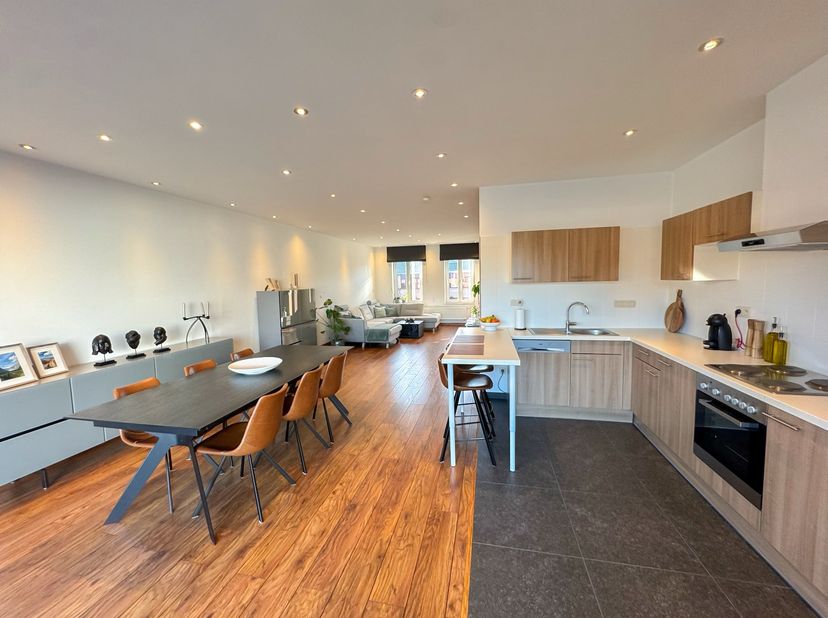Energiezuinig appartement met 2 slaapkamers en ruim terras&lt;br /&gt;
&lt;br /&gt;
Gelijkvloers: inkomhal met trap naar bovenverdieping&lt;br /&gt;
&lt;br /&gt;
Eerste verdi