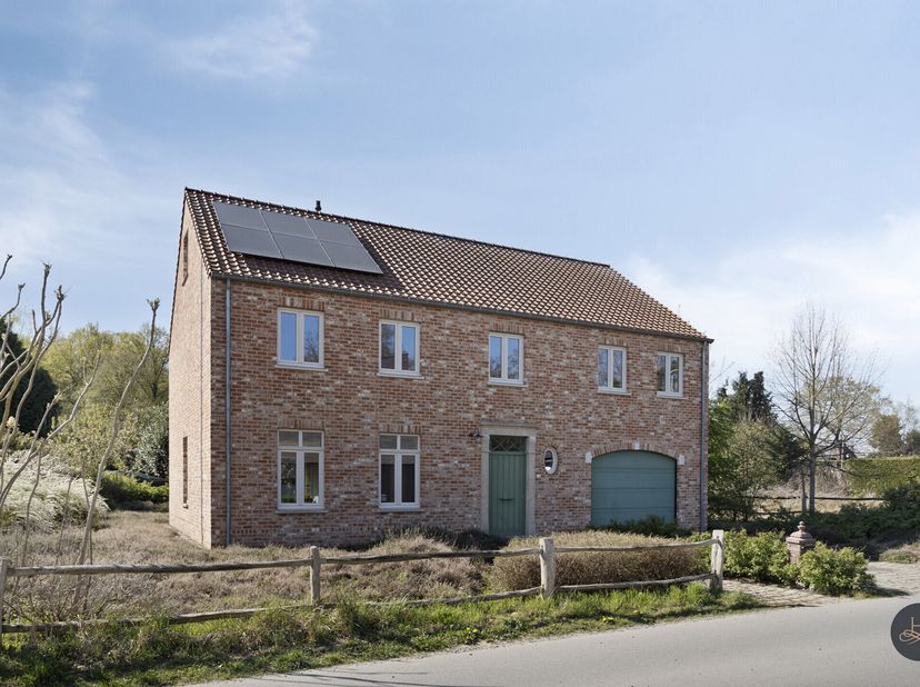 Deze recente woning combineert een royale bewoonbare oppervlakte van 305 m² met een energiezuinige afwerking (EPC-label A). Ideaal voor gezinnen die b