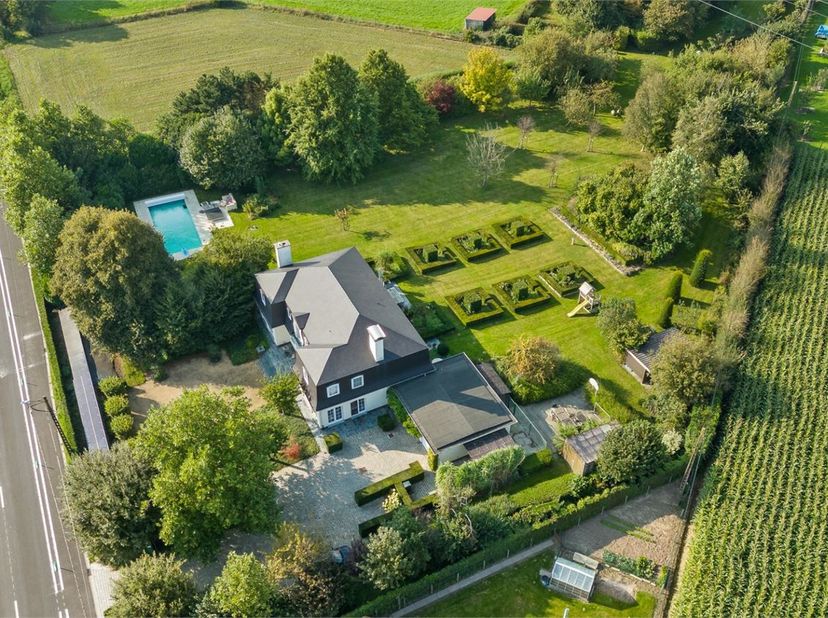 Belle villa française avec piscine située sur un terrain de pas moins de 9630 m², entourée d&#039;un paysage verdoyant. En entrant dans la villa, vous êtes