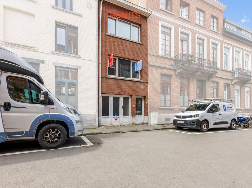 Graag stellen wij jullie deze charmante stadswoning voor, gelegen in het hart van Leuven. De woning is gelegen vlak bij het Sint-Jacobsplein, op 2min