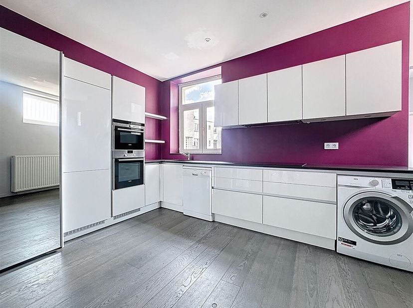Quartier Saint-Géry - Appartement 2 chambres de +/- 65m² - 4ème étage/5 étages : Un séjour de +/- 25 m² avec cuisine ouverte équipée (frigo, four, taq