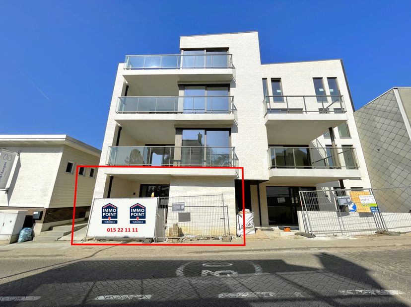 RESIDENTIE DE MONTY - GELIJKVLOERS&lt;br /&gt;
Inkomhal met ingebouwde kast (wordt nog voorzien). Ruime leefruimte met open keuken voorzien van ijskast, ker