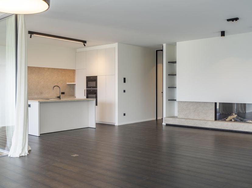 Op het vierde verdiep bevindt zich dit magnifieke appartement met volgende indeling: &lt;br /&gt;
- strakke inkomhal met inbouwkasten en gastentoilet&lt;br /&gt;