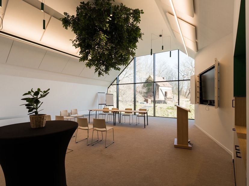 RIXENSART, dans un environnement naturel exceptionnel et idéalement situé, splendides espaces de BUREAUX (6 à 12 personnes) au sein d&#039;une ferme intégr