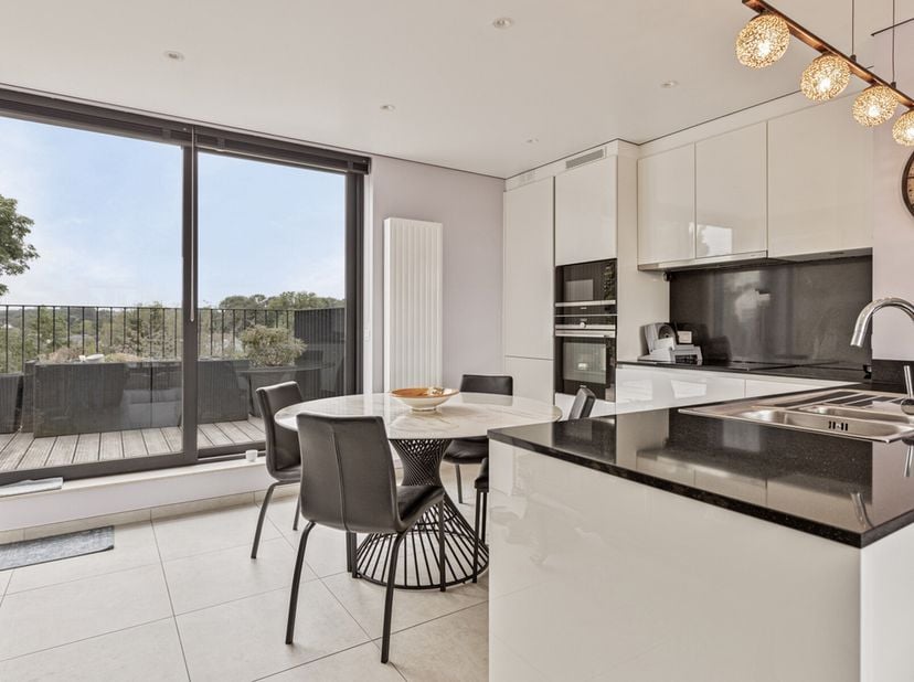 Leemans immobiliën biedt u dit prachtig penthouse appartement aan in het centrum van Groot-Bijgaarden. Door zijn centrale ligging zijn winkels, openba