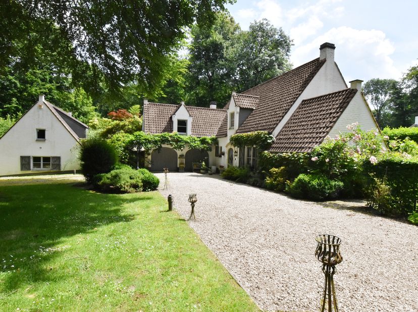 Magnifique propriété avec piscine intérieure sur 81 ares&lt;br /&gt;
Situation :&lt;br /&gt;
Dans une des plus belles drèves du Bois du Strihoux, domaine facileme