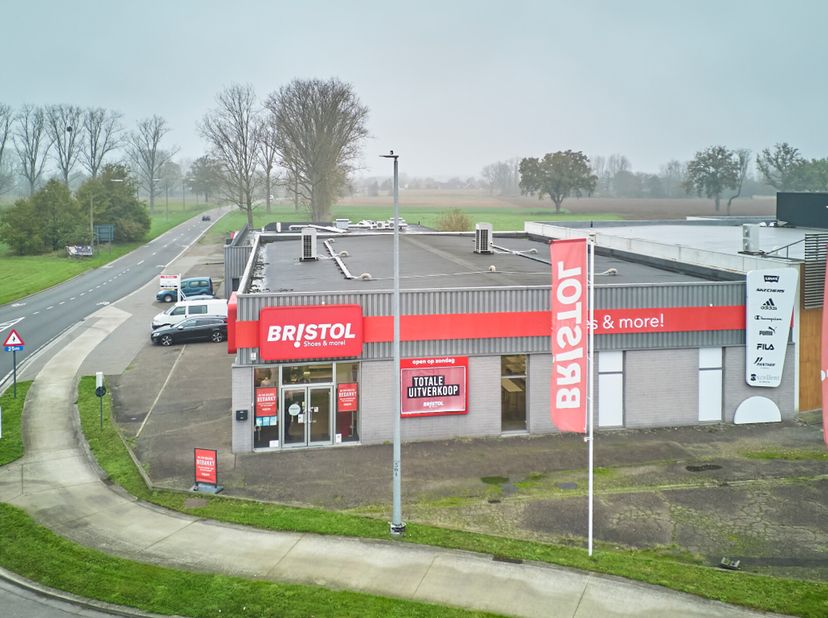 Commercieel pand gelegen langs de gekende Rijksweg N78 - verbinding tussen Maasmechelen &amp; Lanaken - vlak aan de afrit 33 E314 Maasmechelen. Het pand h