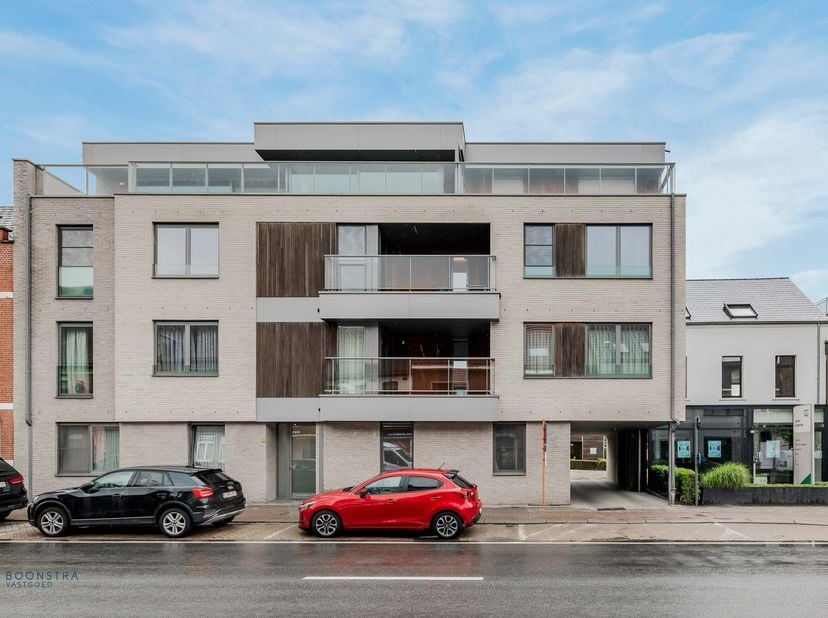 Op een uitstekende locatie in het centrum van Putte bevindt zich dit recent energiezuinig appartement met 2 slaapkamers en carport. U bevindt zich hie