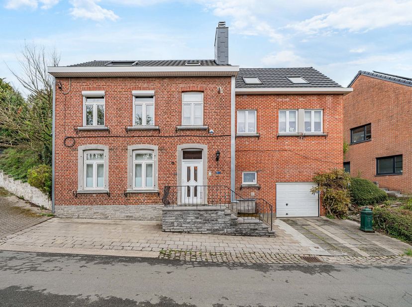 EasyHome a le plaisir de vous présenter cette magnifique maison rénovée !Située dans un cadre paisible et verdoyant, cette superbe propriété vous sédu