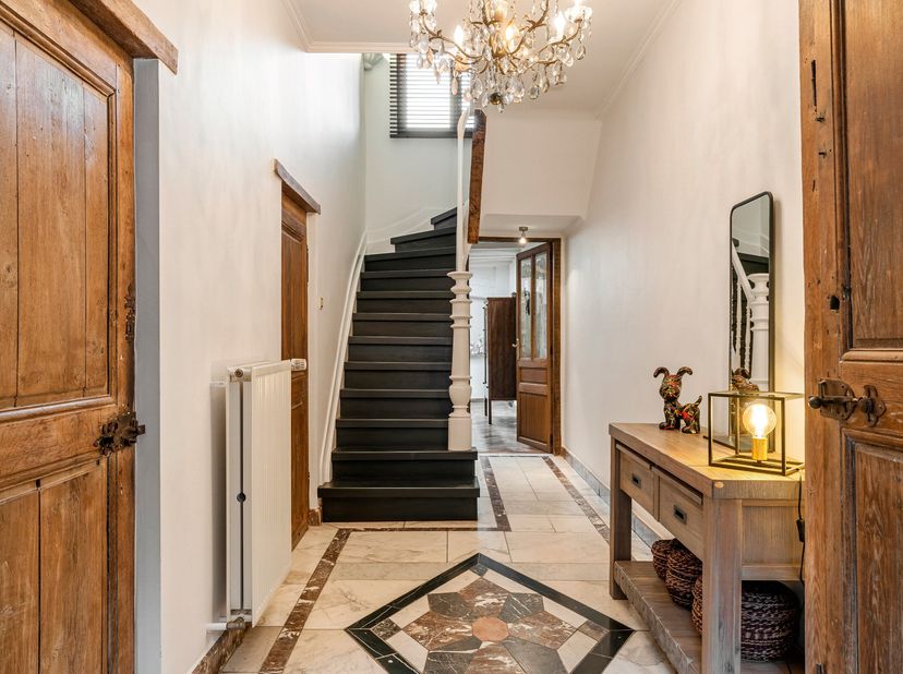 Welkom in deze charmante en verrassend ruime stadswoning, gelegen op een perceel van 317 m² in het hartje van Geel. Deze gezellige woning combineert h