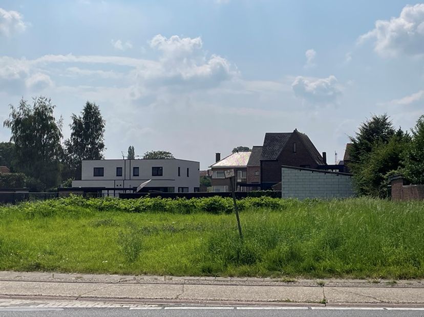 Deze aangename bouwkavel ter realisatie van een gesloten bebouwing grenst aan een belangrijke verbindingsweg met rechtstreekse toegang tot Bilzen-cent
