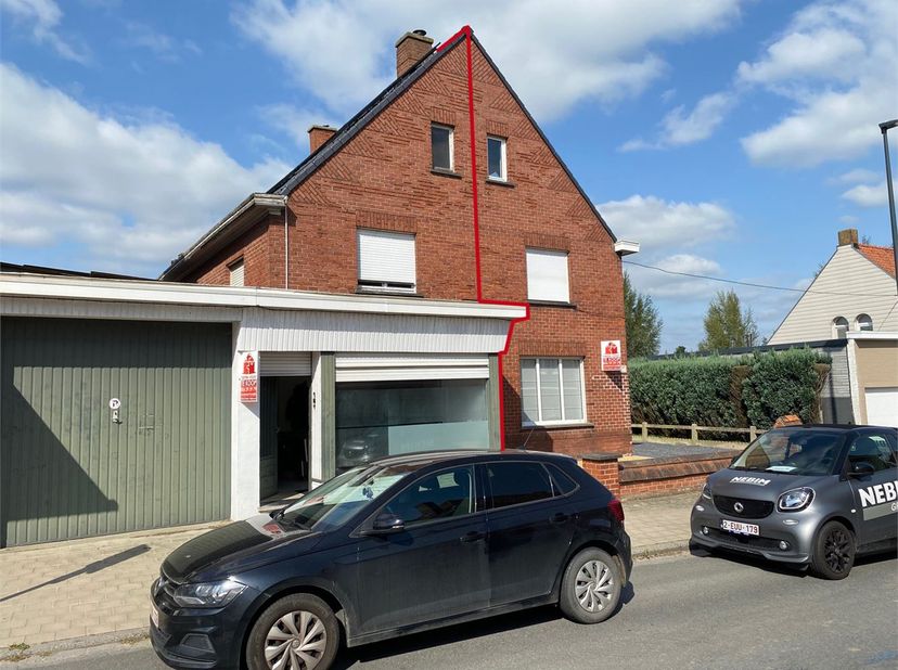 Eéngezinswoning met 20 zonnepanelen is rustig gelegen vlakbij het centrum van Otegem. Indeling van de woning: Ruime aparte inkom (vroegere handelsruim