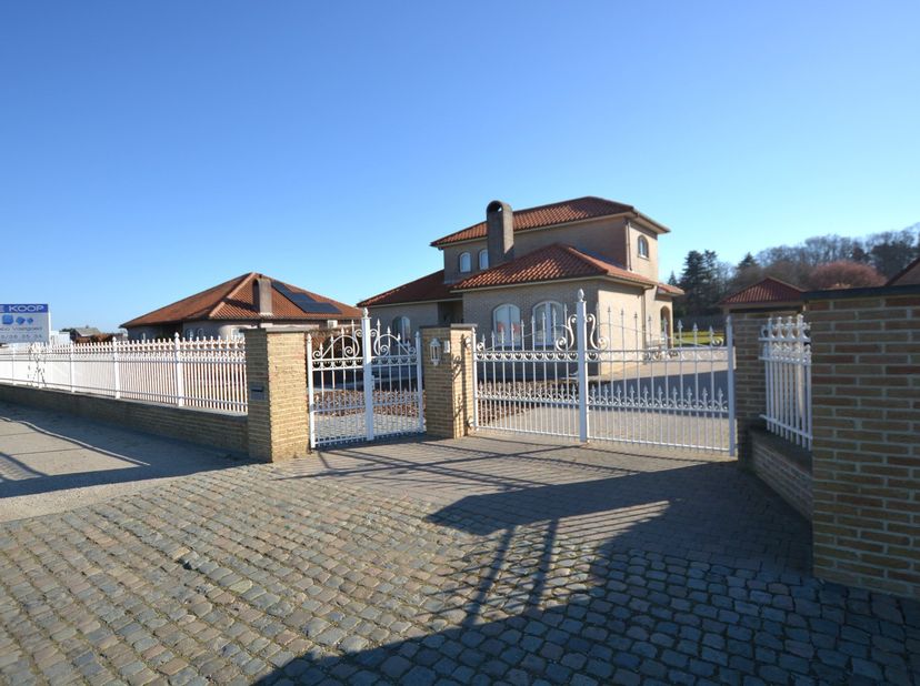 In een rustige straat in Scherpenheuvel-Messelbroek ligt deze goed onderhouden gezinswoning op een perceel van 1905 m².&lt;br /&gt;
&lt;br /&gt;
De woning bevindt