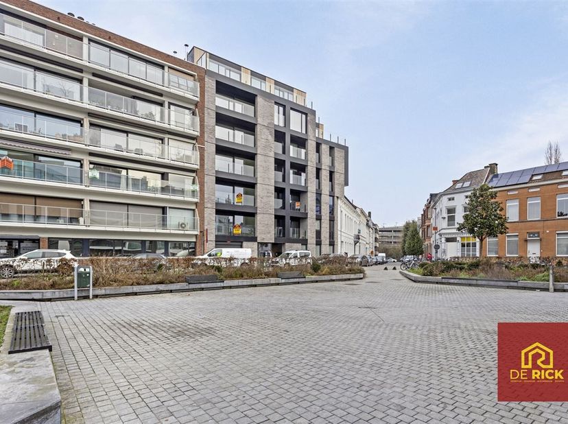 Vente exclusive d&#039;un bel appartement récemment construit au coeur d&#039;Alost, à 100 m de la gare et à 500 m de la Grand Place.&lt;br /&gt;
L&#039;appartement lumine