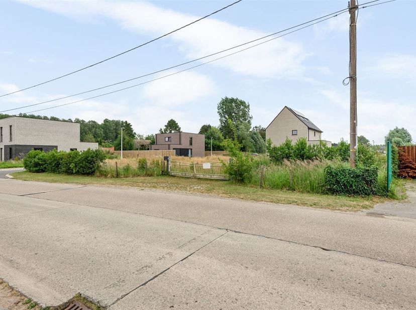 Bent u op zoek naar de perfecte plek om uw droomwoning te realiseren? Ontdek deze uitstekend gelegen bouwgrond in het prachtige Moerbeke-Waas. Gelegen