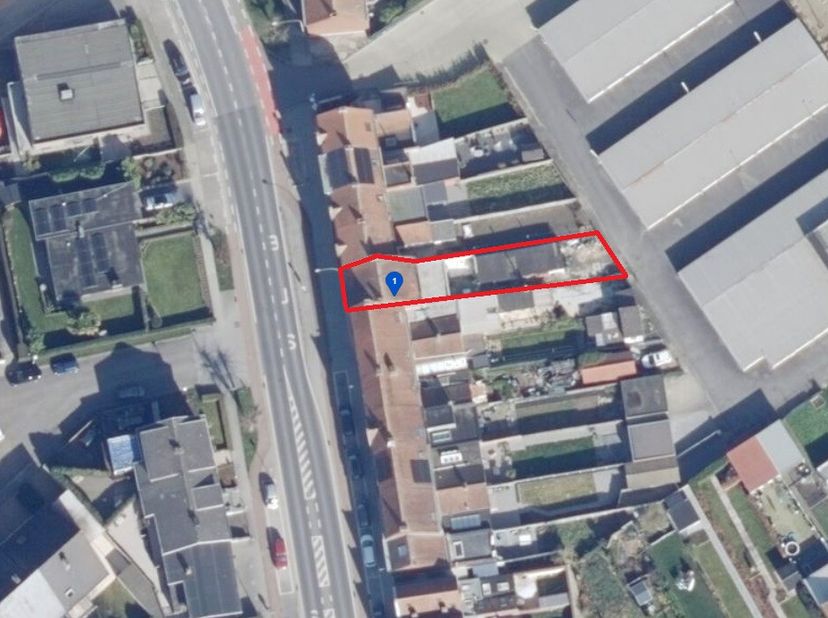 Maison à vendre à Ypres avec 3 chambres, jardin et garage avec sortie. Situé près de la porte de Menin et des forteresses. Possibilité de chambres sup