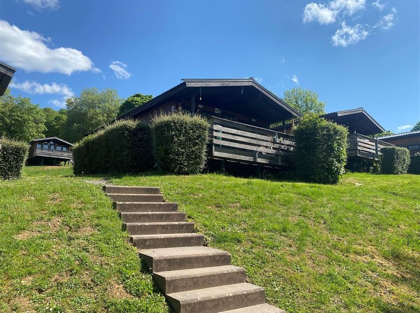MCA Immobilier vous propose ce chalet numéro 102 situé en plein coeur du parc. Ce chalet est prévu pour accueillir 4 personnes. Il se compose d&#039;un bea