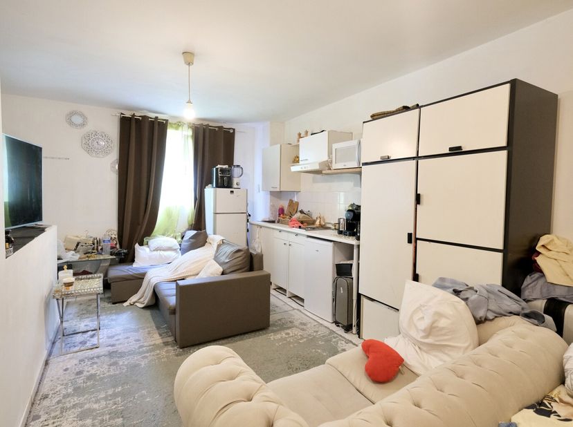 SAINT-JOSSE-TEN-NOODE - REF : 6823978 - Dans un quartier central à proximité de toutes les facilités, nous vous proposons ce studio au 2ème étage d&#039;un