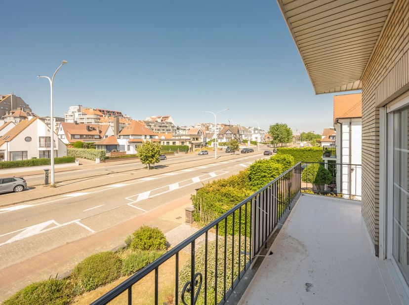 Volledig gerenoveerd en instapklaar appartement in kleine villaresidentie te Duinbergen op 200 m van het strand. Het bevat 3 slaapkamers, waarvan twee