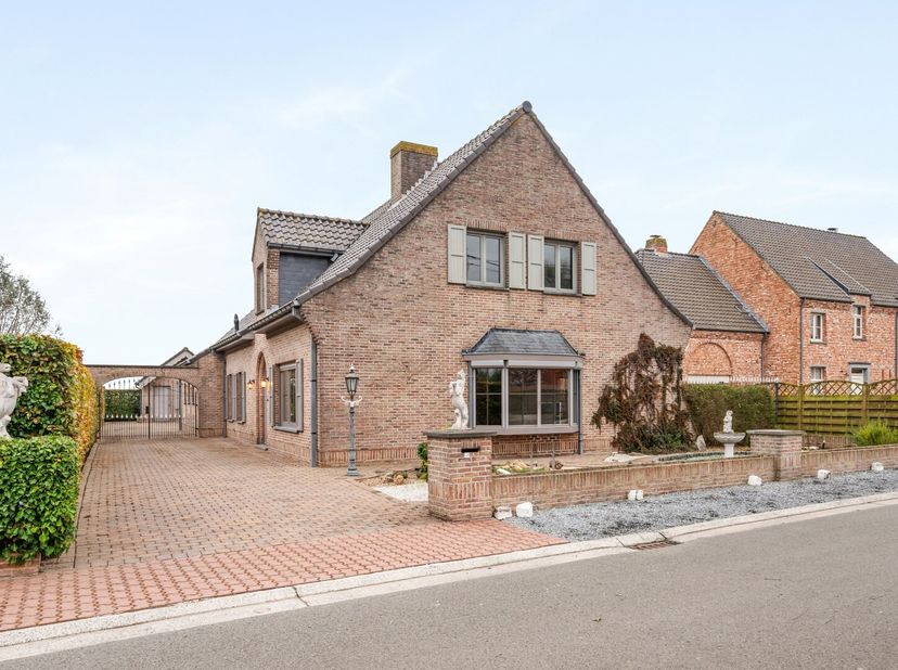 ALLEENSTAANDE VILLA MET 5/6 SLAAPKAMERS, DUBBELE GARAGE EN TUIN&lt;br /&gt;
In het gezellige gehuchtje genaamd de &quot;Brandhoek&quot; en een doodlopende zijstraat v