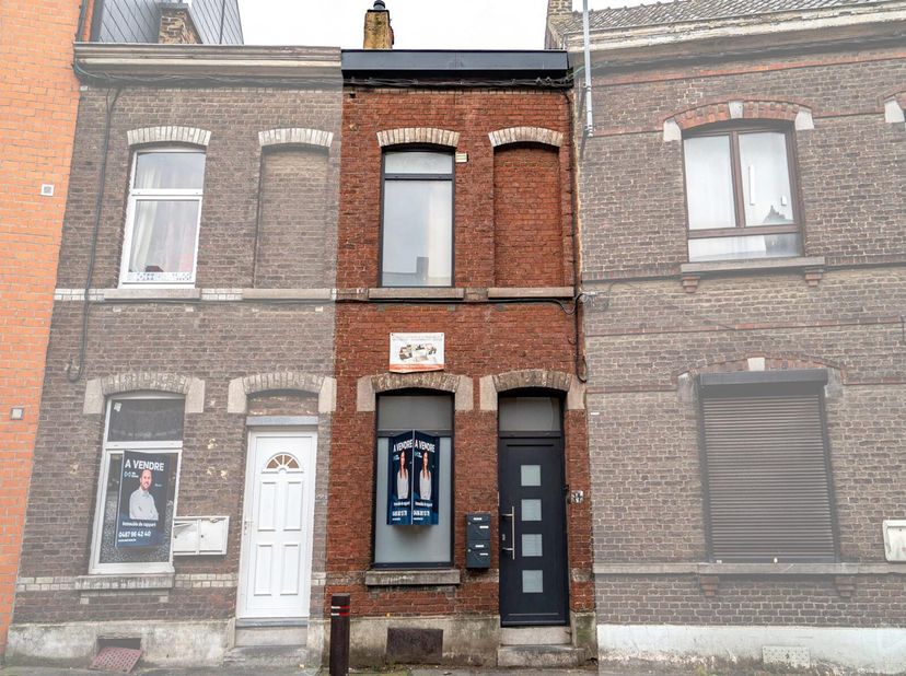 WE INVEST MONS vous présente cet immeuble de rapport idéalement situé, très proche du centre ville et du site de l&#039;UMONS. Il comprend deux appartement