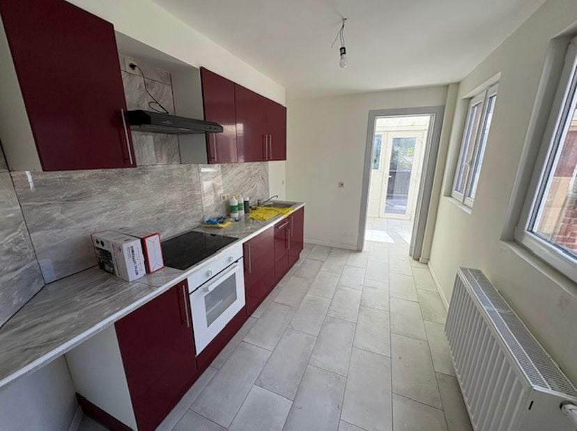 Appartement en bon état situé à proximité des facilités et proche du centre comprenant:&lt;br /&gt;
1er étage SANS ascenseur:&lt;br /&gt;
Living - cuisine équipée