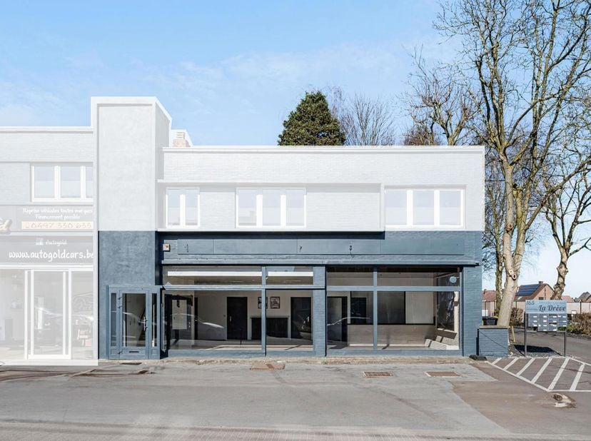 Deze commerciële en kantoorruimte van 130 m2 is ideaal gelegen in het centrum van Oupeye, in een straat met doorgang.  Het heeft een grote vitrine, tw