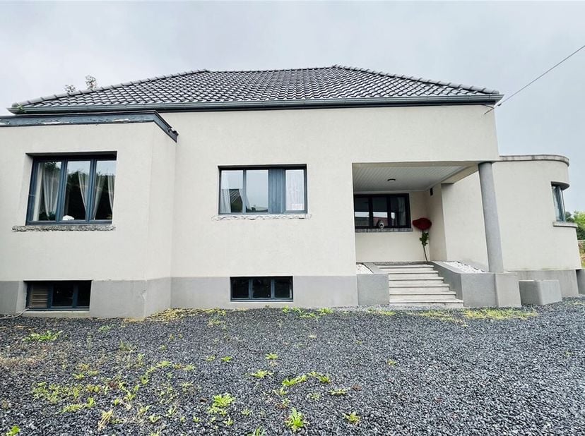 Maison coup de coeur à Dour  239 m² habitables sur un terrain de plus de 14 ares&lt;br /&gt;
Située dans un quartier calme et résidentiel, cette maison fami