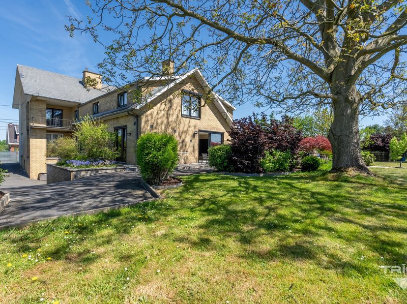 TRIOR Nivelles vous propose cette superbe villa 4F de 439m² habitables avec espace pour bureaux/profession libérale ! Idéalement située à proximité de