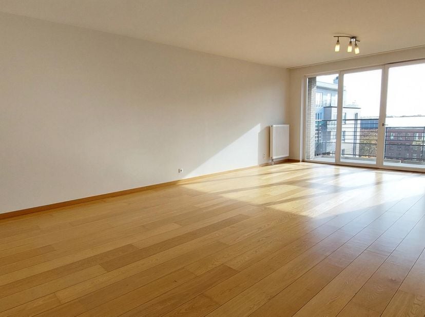 ETTERBEEK, dans une construction récente proche du rond-point Montgomery, superbe APPARTEMENT (3Ch/2Sdb) de 134 m² agrémenté d&#039;une belle terrasse de 1