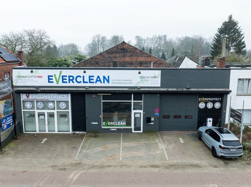 TE HUUR: Magazijn/loods gelegen in rode zone (achteraan gele zone) met een ingebouwd kantoor&lt;br /&gt;
 - perceel 1.940 m²&lt;br /&gt;
 - magazijn totaal ca 1.3