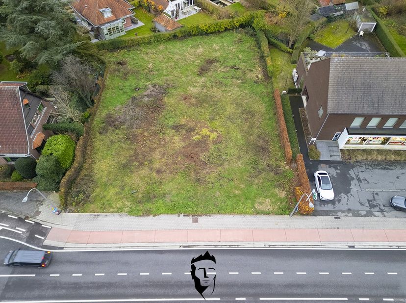 Deze bouwgrond heeft een breedte van +/- 30m op +/- 48m diepte. Ideaal voor het bouwen van:&lt;br /&gt;
- 100% wonen&lt;br /&gt;
- wonen in combinatie met handel