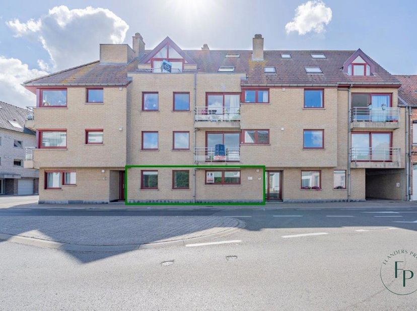 Op een toplocatie in de Noordstraat 140, vlak bij het centrum en het Sint-Annapark van Maldegem, bevindt zich dit goed onderhouden gelijkvloers appart