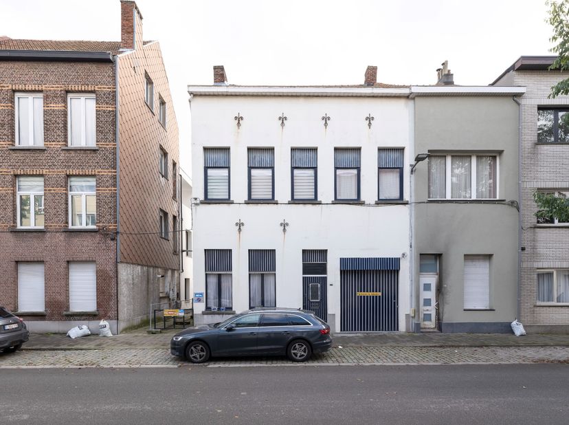 Cette propriété authentique bénéficie d&#039;un emplacement unique à proximité du centre d&#039;Anvers, située dans une rue calme. La belle façade abrite une pr