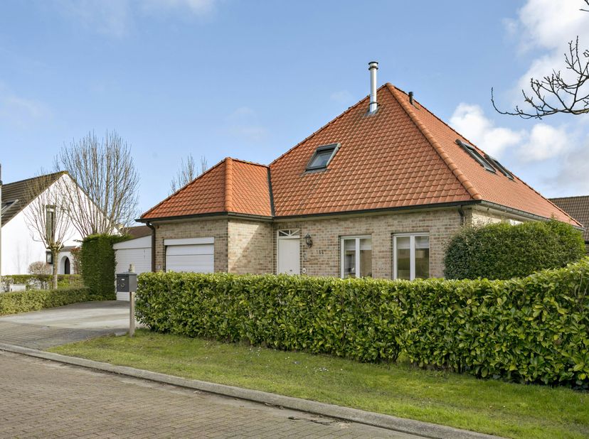 Op een perceel van 564m² vinden we deze goed onderhouden villa. De villa is voorzien van alle comfort en biedt 4 slaapkamers waarvan één op de begane