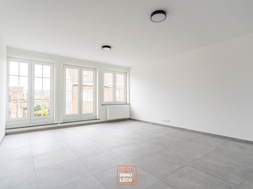 Situé au 1er étage, spacieux hall dentrée ouvert, grande buanderie avec coin laverie et&lt;br /&gt;
chaufferie, vaste et lumineux séjour (salon, salle à man
