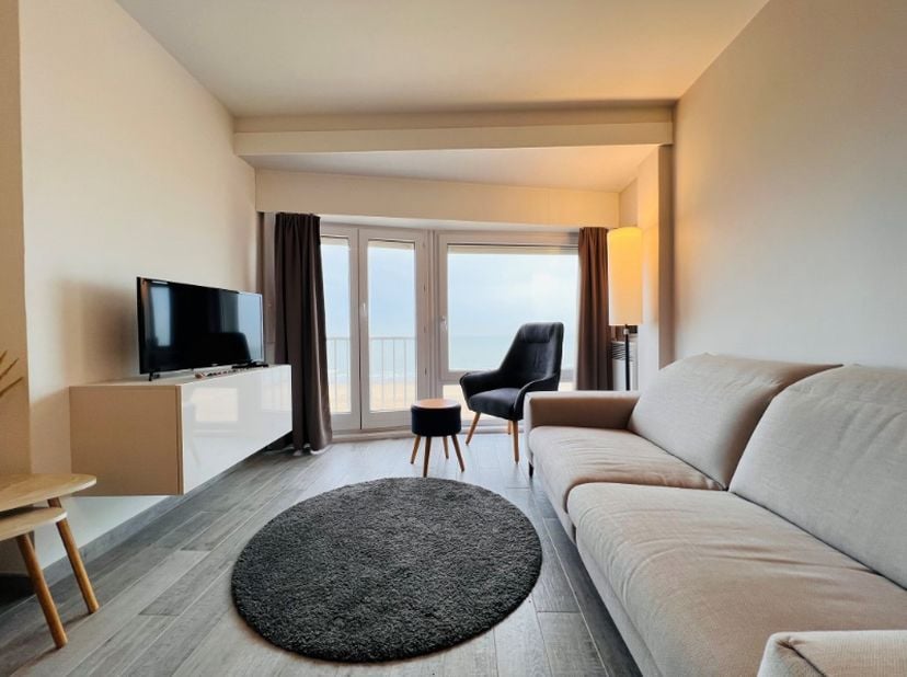 Dit uiterst leuke gerenoveerde appartement bevindt zich centraal gelegen op de Zeedijk van Wenduine met uniek zicht op zee, Rode Kruispost en de speel