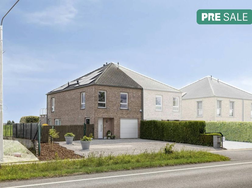 Vous recherchez une maison familiale spacieuse, confortable et surtout économe en énergie dans un emplacement stratégique? Alors nous aimerions vous p
