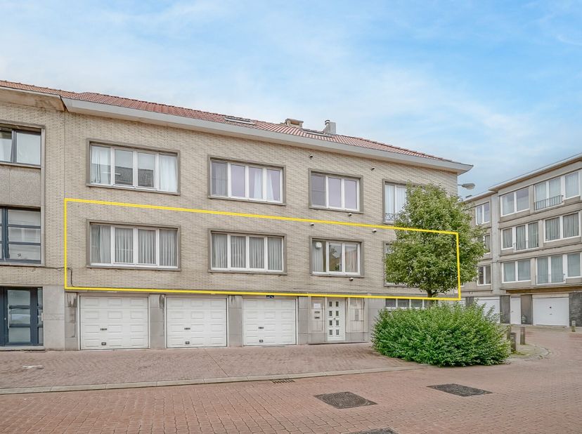Bienvenue dans votre nouveau chez-vous au 110, rue des Hirondelles à Ostende ! Cet appartement d&#039;angle au premier étage offre tout ce que vous recherc