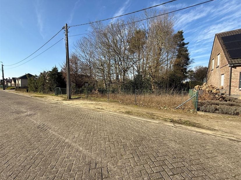 Deze bouwgrond van 642m² is ideaal voor wie op zoek is naar een rustige en centrale locatie. Gelegen in een doodlopende straat in Grobbendonk, biedt d